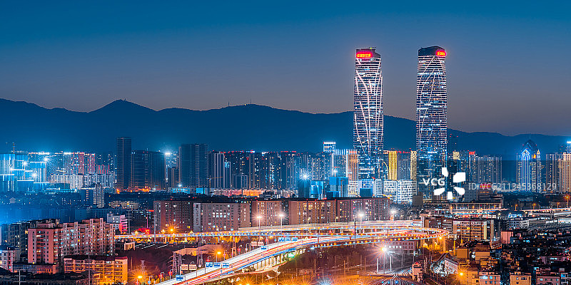 中国云南昆明双子塔和昆明火车站夜景图片素材