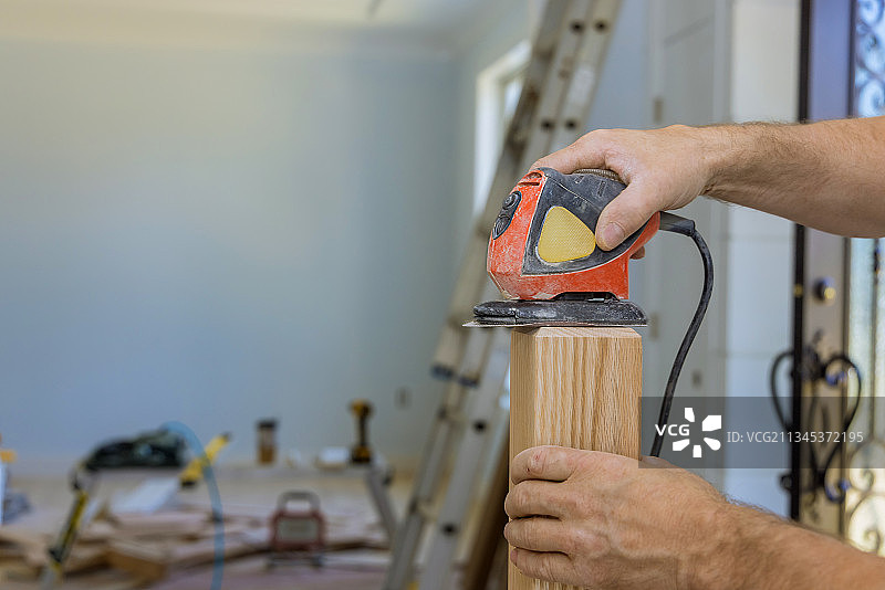 木匠在车间工作图片素材