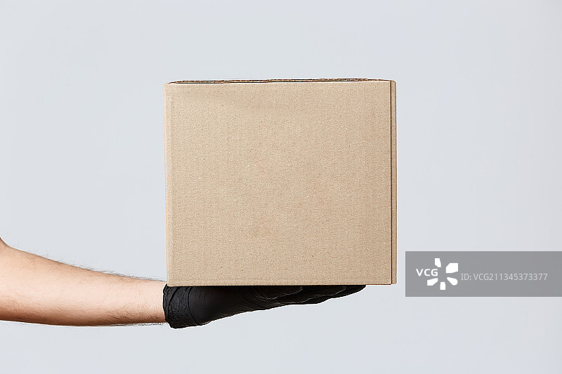 人物在白色背景下拿着纸板箱的裁剪图图片素材