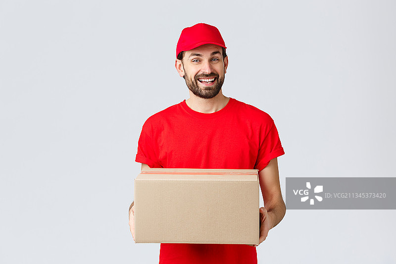 拿着纸箱的年轻送货员图片素材