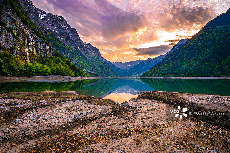 瑞士格拉鲁斯日落时分的湖畔山景图片素材