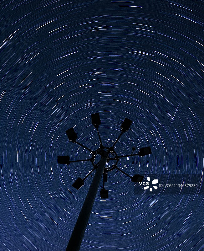 仰视角度拍摄的马尔代夫夜空星轨图片素材