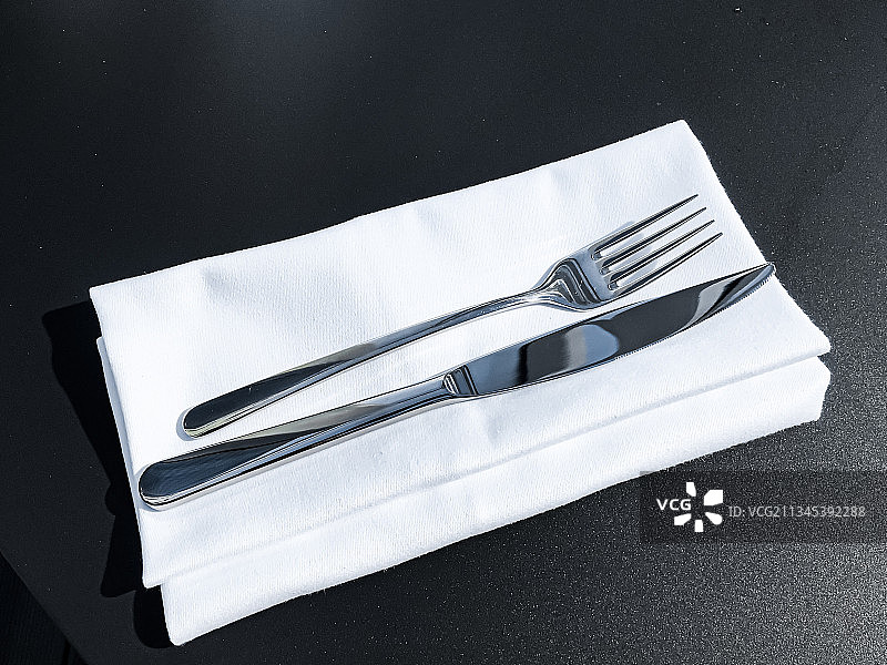 餐巾和餐巾的高角度视图图片素材