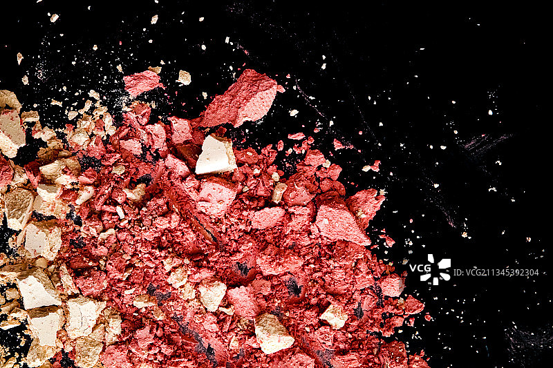 黑色背景上的碎眼影特写图片素材