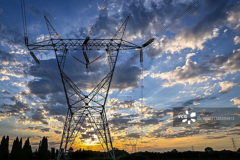 日落时分俄亥俄州哥伦布市的电塔仰视图图片素材