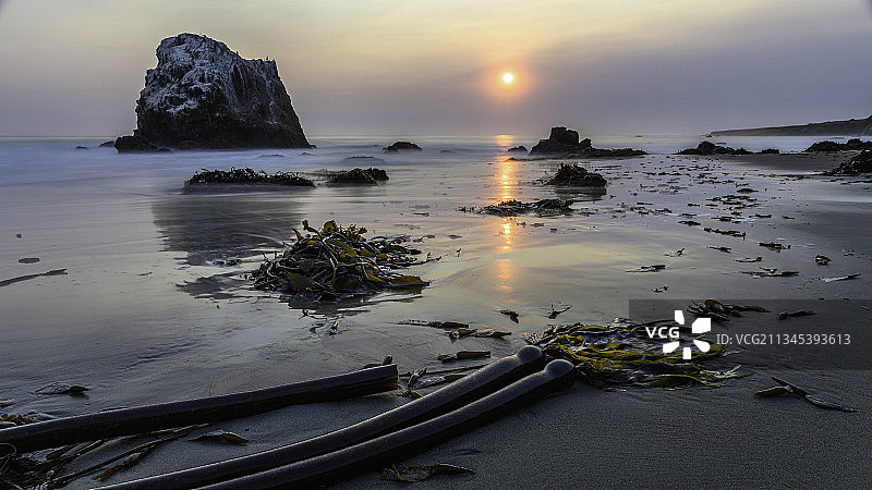 美国加利福尼亚州圣西蒙日落时分的海景图片素材