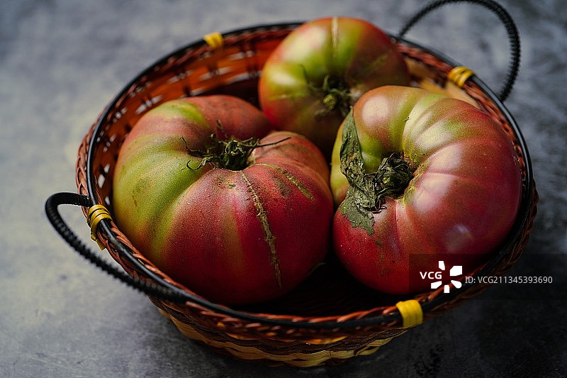 美国宾夕法尼亚州西切斯特桌子上篮子里西红柿的鸟瞰图图片素材