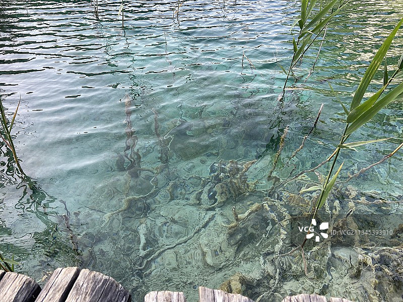 克罗地亚普利特维采湖群国家公园的湖泊高角度视图图片素材