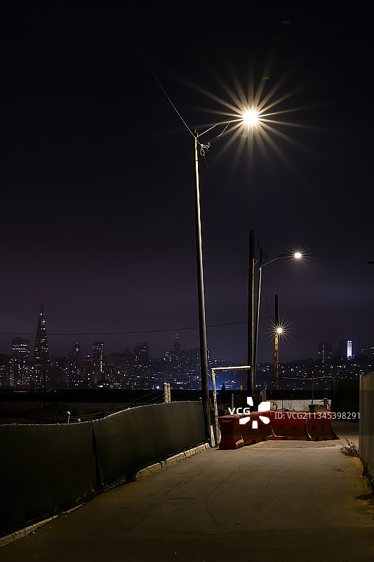 美国夜间照明街道的景色图片素材