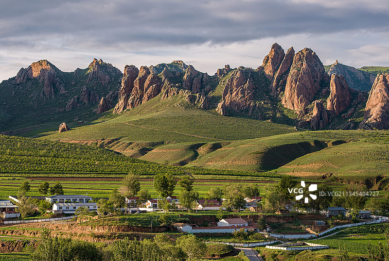 丛山峻岭小山村图片素材