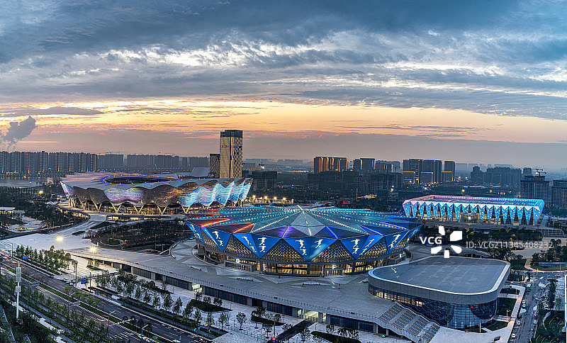 夕阳下的西安十四运会奥体场馆灯光秀图片素材
