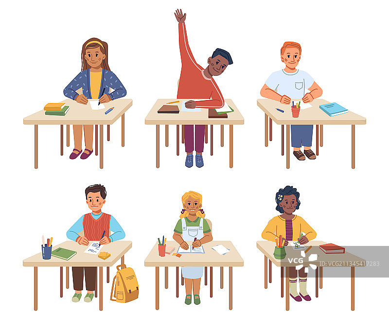 坐在课桌旁听课的学童图片素材