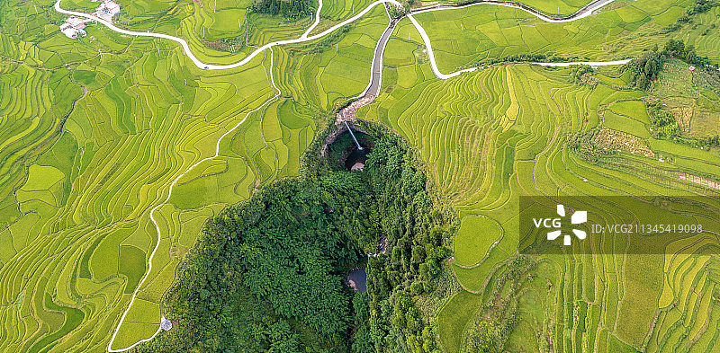 完美的贵州贵定腊利梯田和腊利瀑布航拍全集图片素材