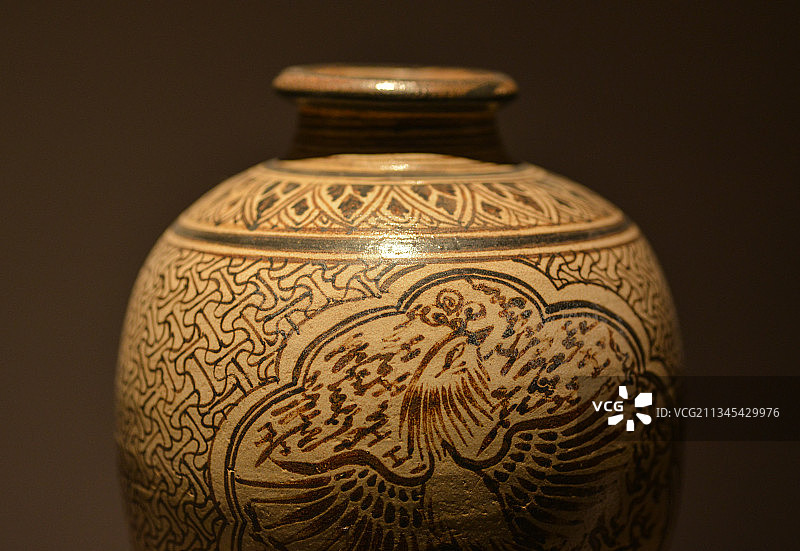 宋吉州窑凤纹开光罐图片素材