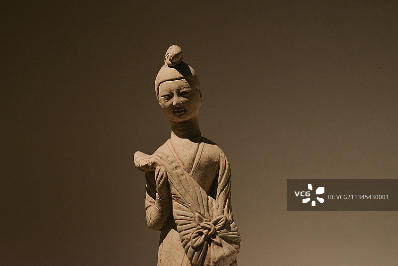 唐白陶抱琵琶女俑图片素材