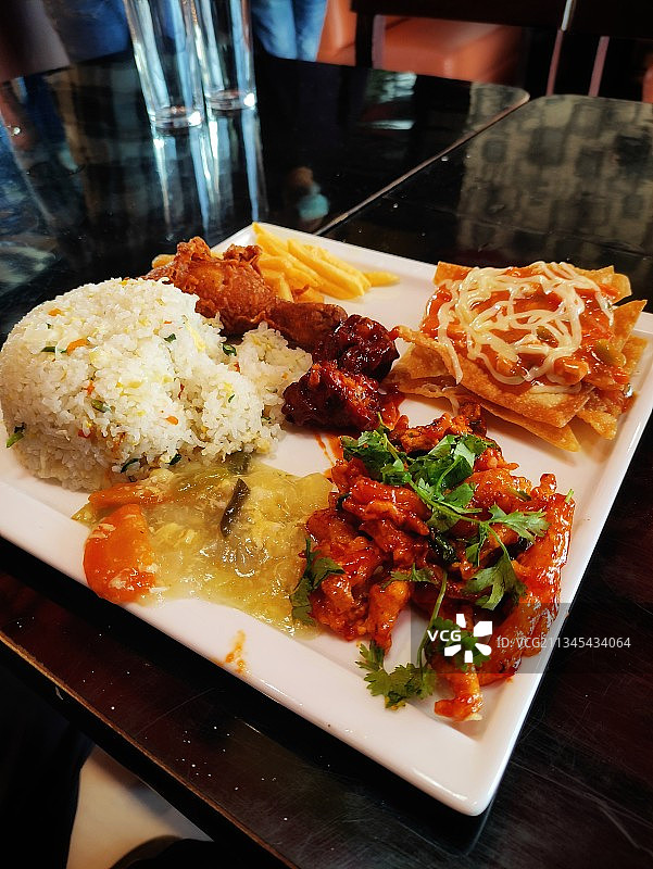 桌上托盘美食特写图片素材