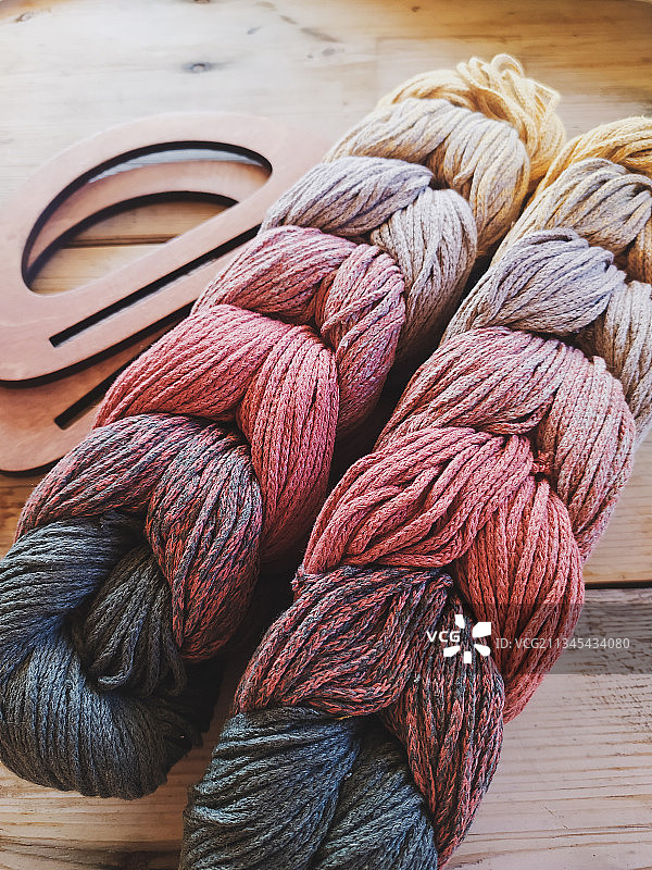 木桌上的绳索高角度视图图片素材