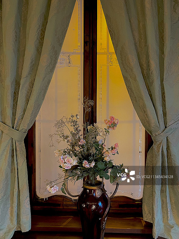 家中窗台上花瓶的特写镜头图片素材