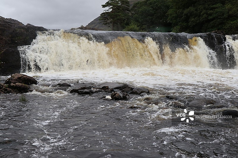 爱尔兰天空下的瀑布景色图片素材
