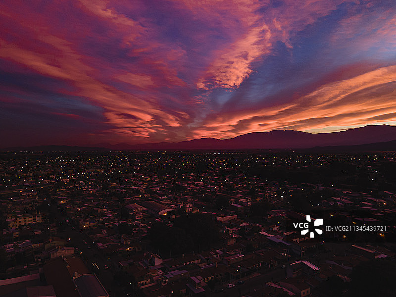 阿根廷萨尔塔日落时分灯火通明的建筑高角度景观图片素材