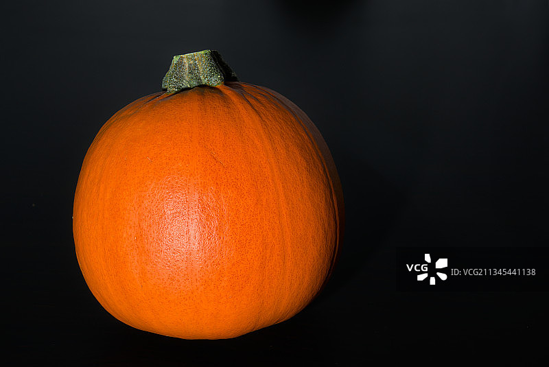 黑色背景下的南瓜特写，芬兰图片素材