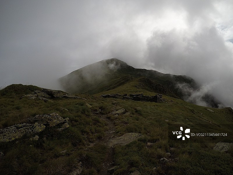 天空映衬下的山景图片素材