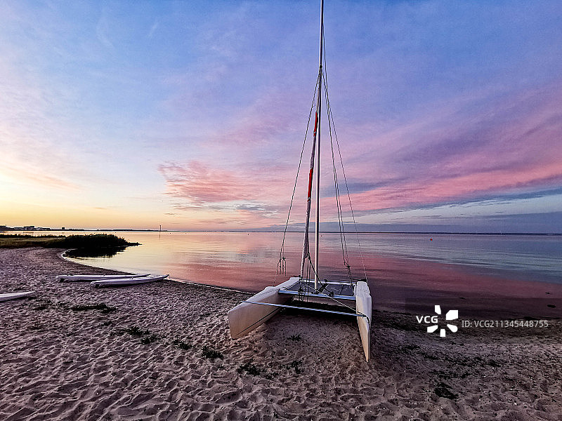 日落时，天空映衬下的海滩风景图片素材