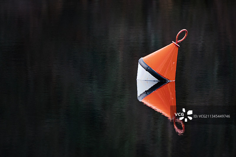 德国弗莱堡：湖上漂浮的船只高角度视图图片素材