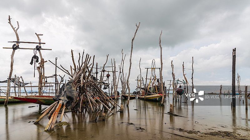 停泊在港口的渔船，背景是多云的天空（泰国宋卡）图片素材