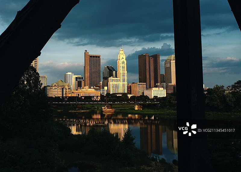 美国俄亥俄州哥伦布市多栋建筑的云天下景色图片素材