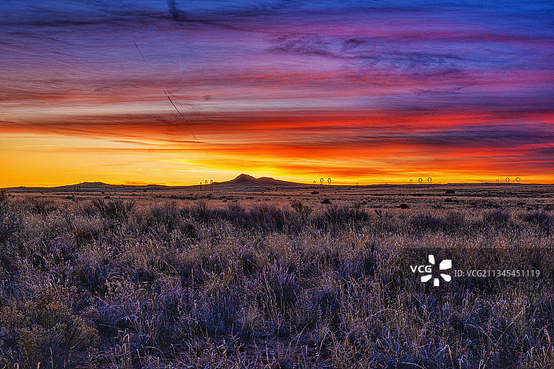 美国新墨西哥州阿尔伯克基日落时分的田野风光图片素材