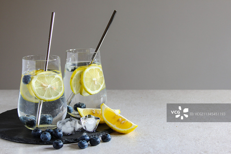 桌子上柠檬水的特写图片素材
