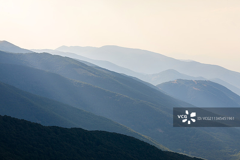 意大利拉奎拉山脉的晴朗天空景色图片素材