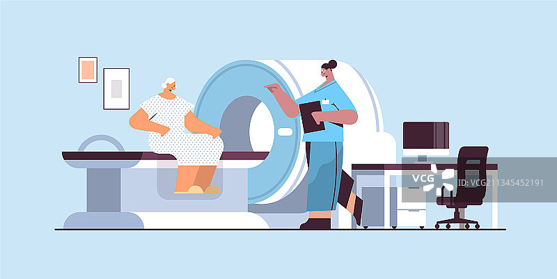 在断层扫描仪中与年长病人在一起的医生图片素材