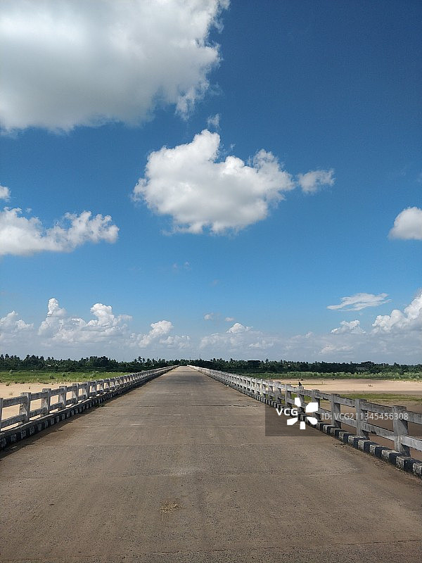 印度奥里萨邦库塔克田野间的空旷道路图片素材
