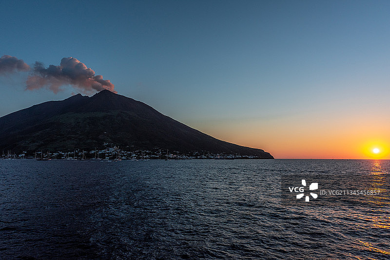 意大利墨西拿日落时分晴空下的海景图片素材