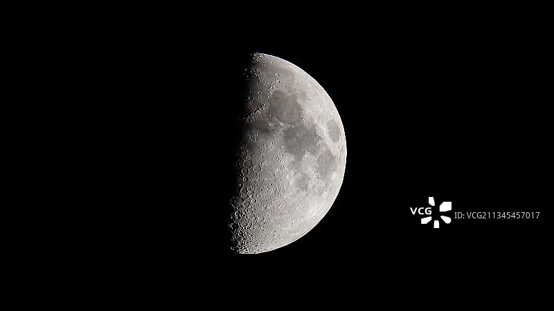 夜晚斯蒂夫尼奇的月亮低角度景观，英国图片素材