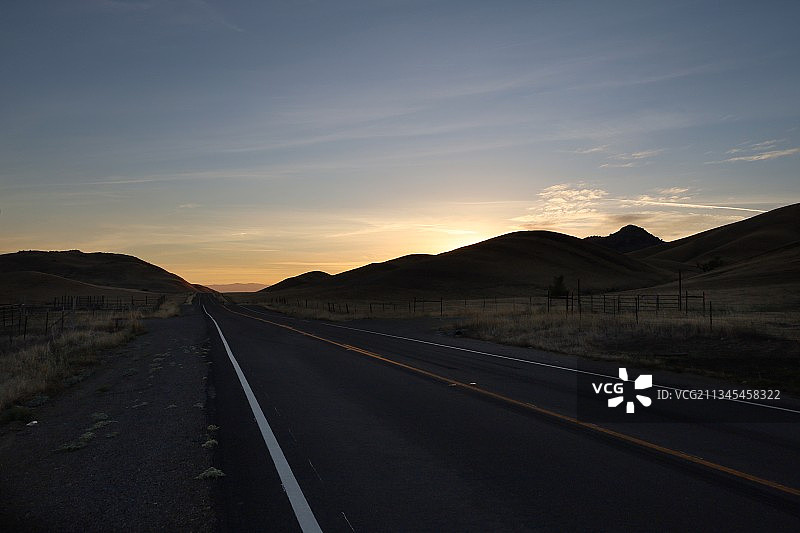 通往群山的空旷道路，萨特比茨，加利福尼亚州，美国图片素材
