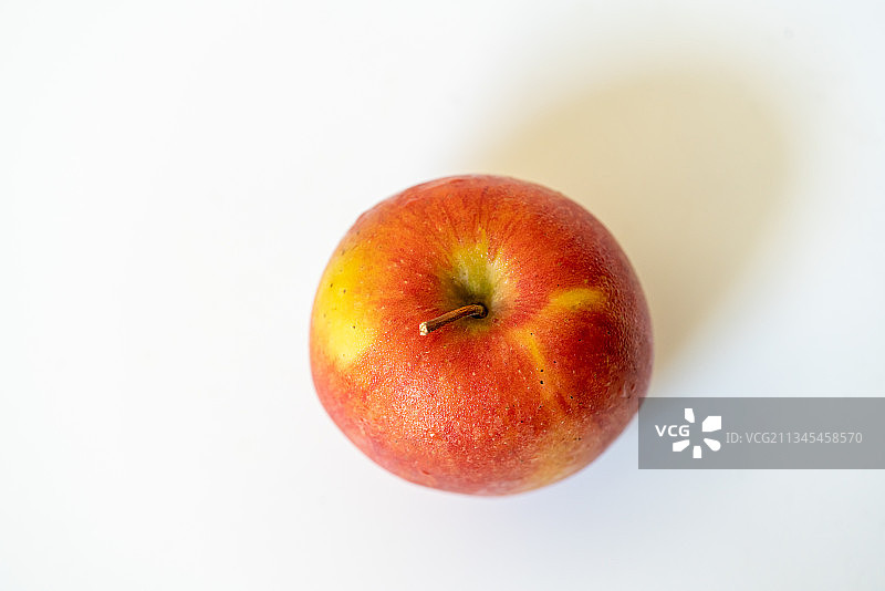 白色背景下的苹果特写图片素材