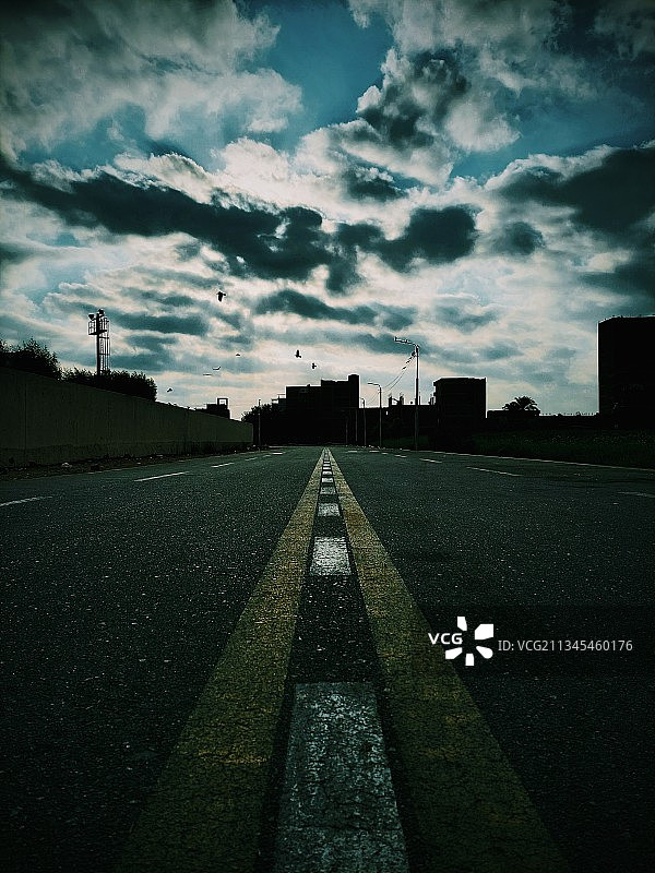 天空下的空旷道路图片素材