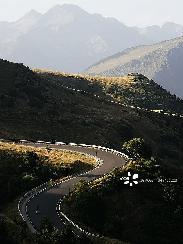 山间公路高角度风景图片素材