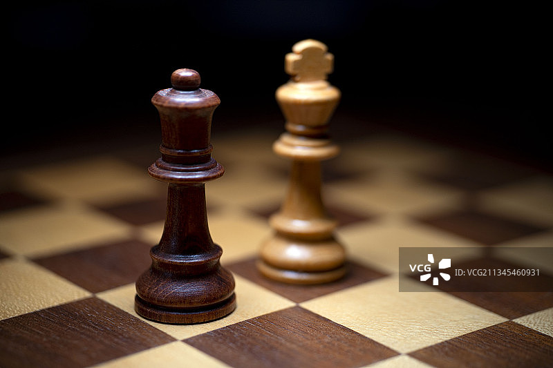 加拿大蒙特利尔，黑色背景下的棋盘特写图片素材