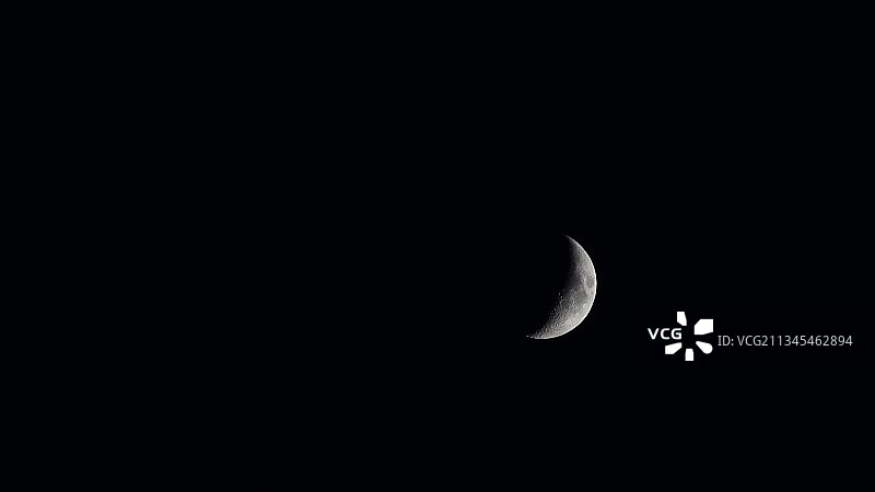 意大利佩萨罗和乌尔比诺省夜空中的月亮仰视角度图片素材