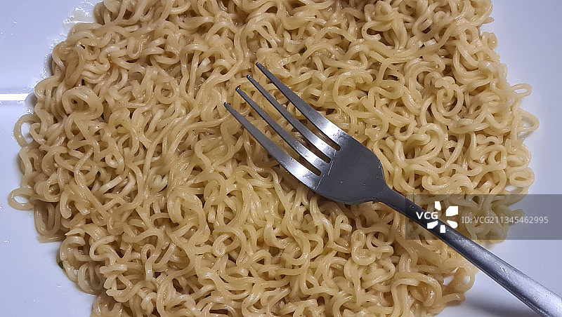 特写的意大利面在盘子上的桌子图片素材