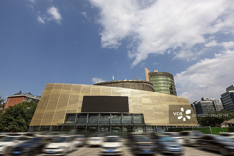 蓝天白云下的北京市海淀剧院图片素材