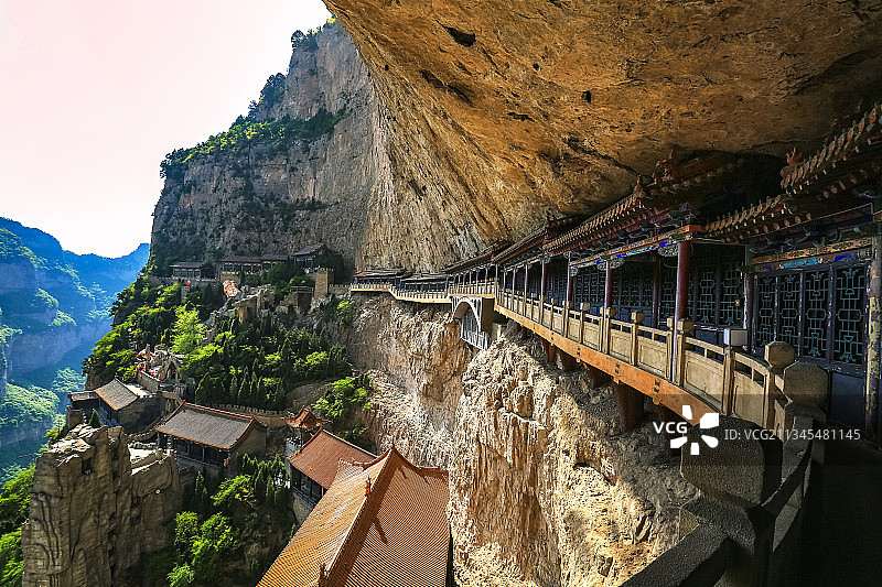 悬崖上的寺庙   山西晋中图片素材