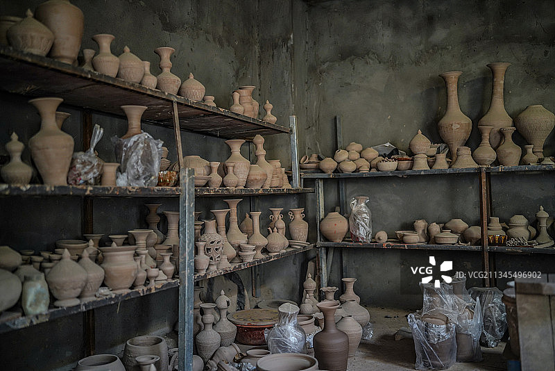 新疆维吾尔族民族土陶手工艺喀什图片素材