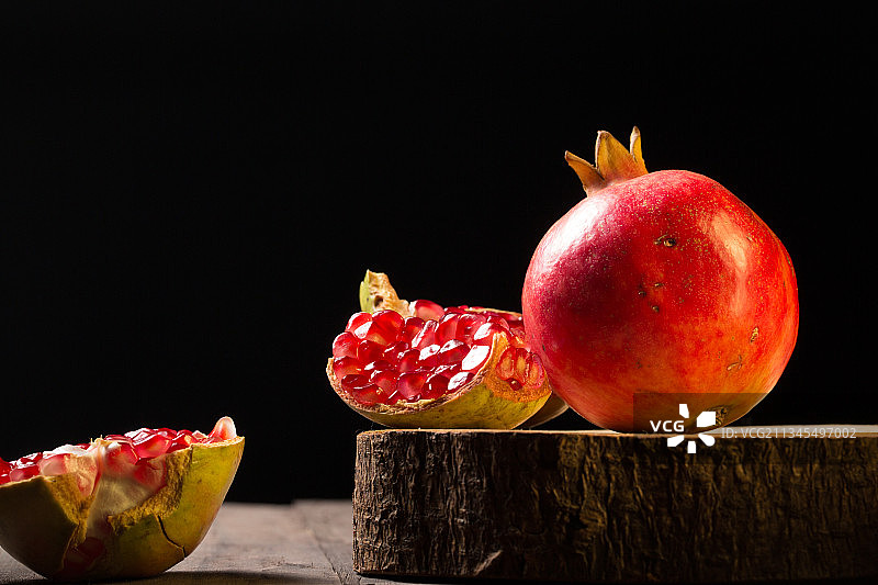 桌上的石榴图片素材