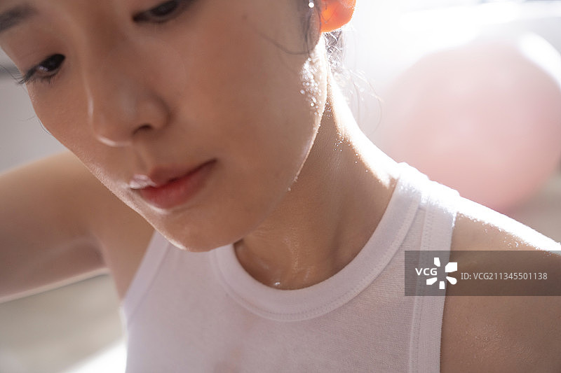 青年女子在家运动后休息图片素材