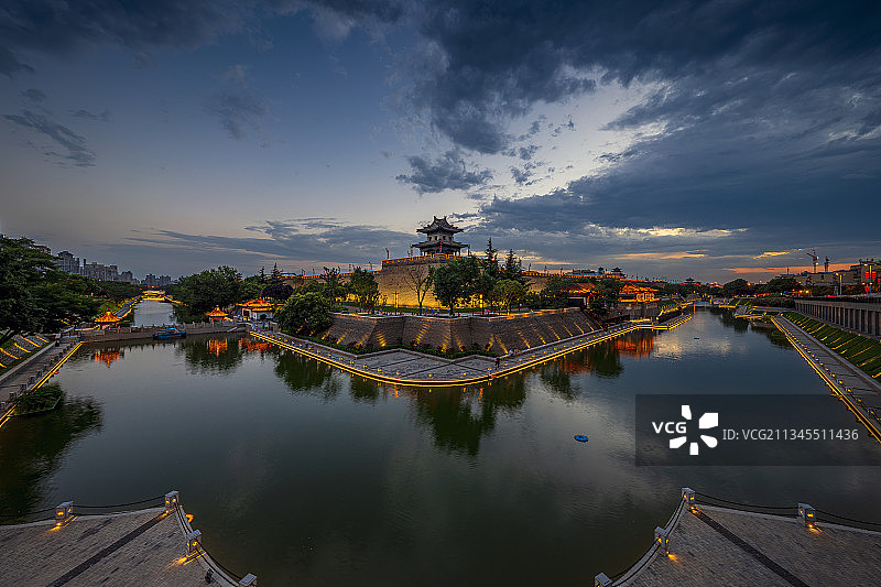 黄昏下的西安角楼图片素材